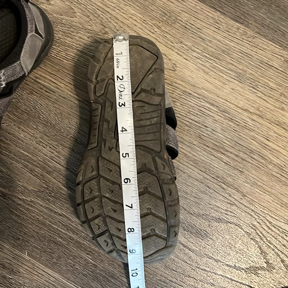 Keen Sandals Unisex Black and Grey Close Toe Sandals Shoes Sz 4